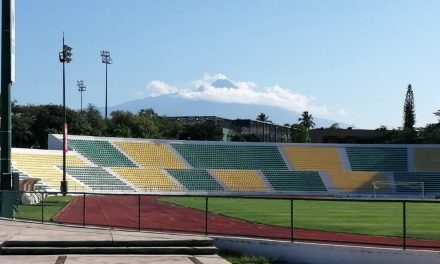 Firman contrato de préstamo UdeC y Asociación Civil, para uso del campo de futbol del estadio universitario