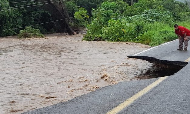 Reportan inundaciones y caída de árboles en Manzanillo por huracán “Nora”