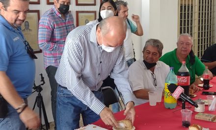 Presidente del PRI y reporteros parten la Rosca de Reyes