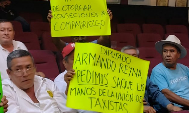 Taxistas de Tecomán, acuden a manifestarse al Congreso, acusan que el diputado Armando Reyna tiene metidas las manos