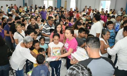En apoyo a la economía de las familias, regala Villa de Álvarez 500 paquetes de útiles escolares