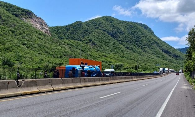 Alerta UEPC por volcadura de tráiler en autopista; está bloqueada en sentido Tecomán a Colima