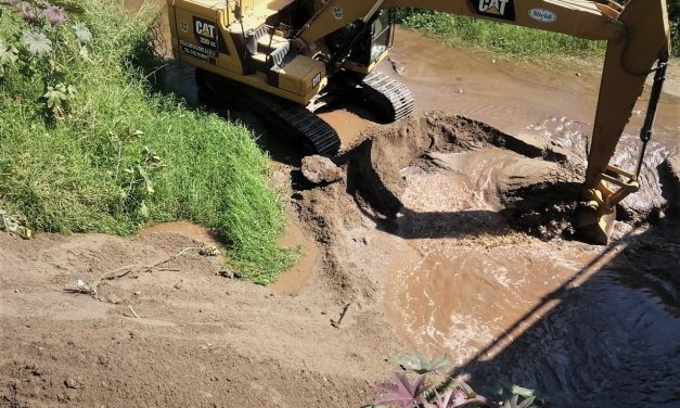 Ayuntamiento de Manzanillo desazolva el arroyo Miramar para eliminar riesgos