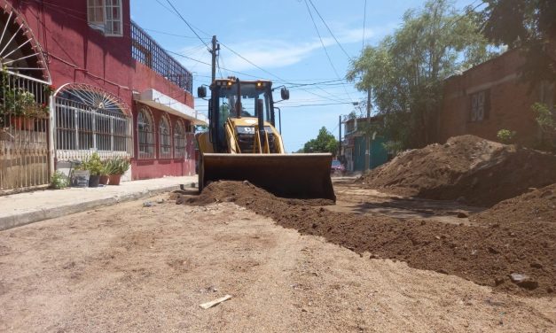 Ayuntamiento porteño limpia y desazolva a diario para mantener vialidades más seguras en Manzanillo