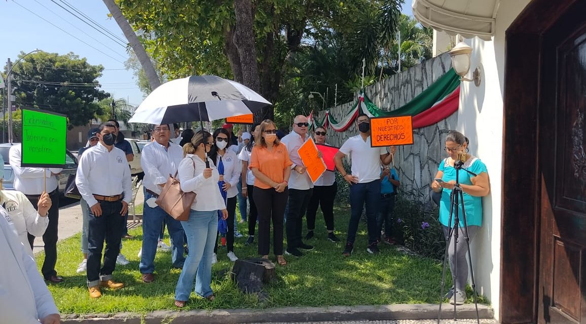 Trabajadores del Instituto Electoral demandan se les cubran las prestaciones de fin de año, conforme lo marca la ley